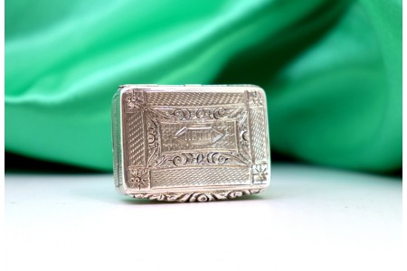 Caixa de vinagrete em prata com gravados, cartela para monograma na tampa 